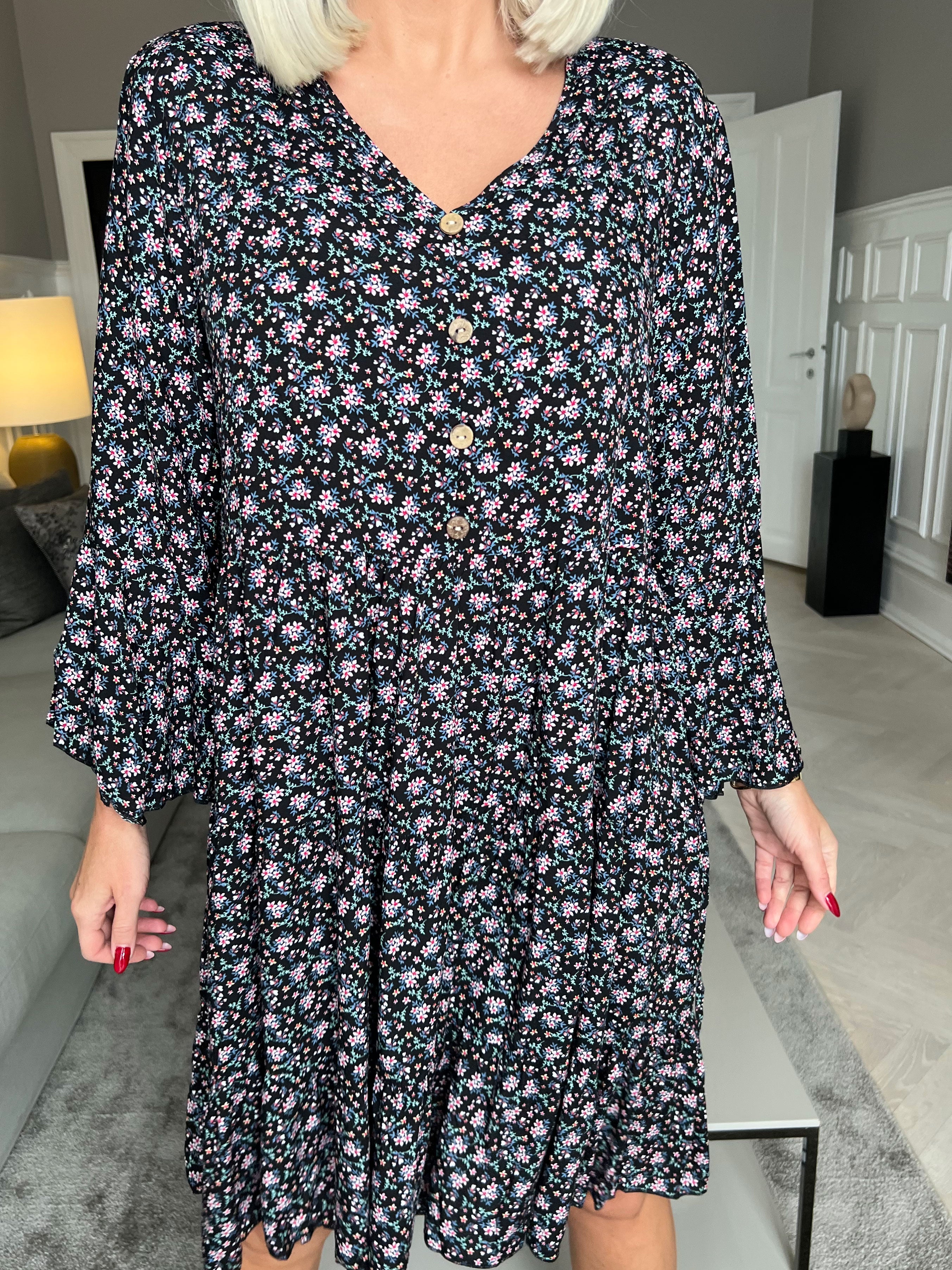 Karla - Smuk blomsterkjole i bomuld med knapper